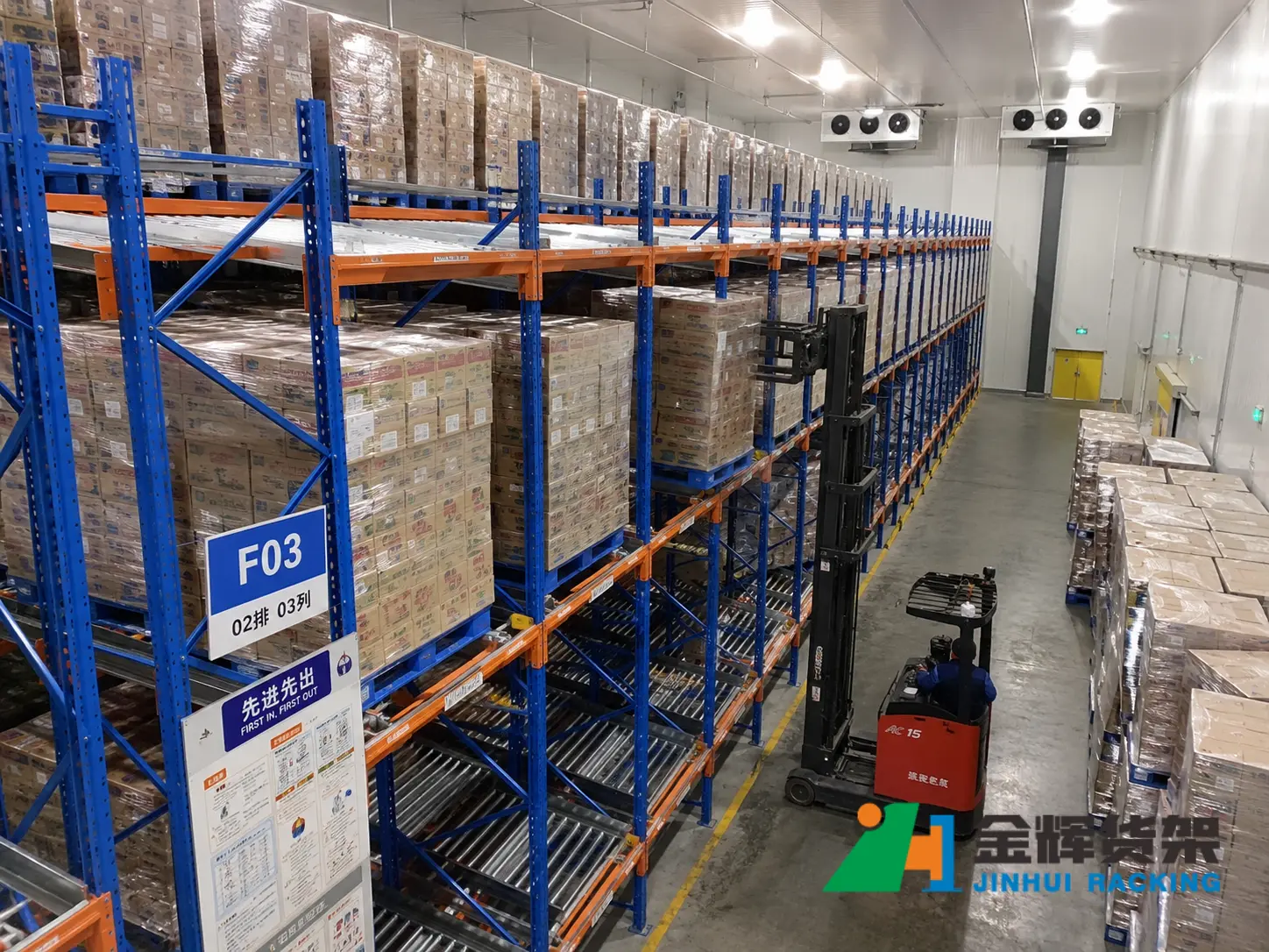 Rak Aliran Pallet untuk Penyimpanan Sejuk: Pertimbangan Reka Bentuk Utama